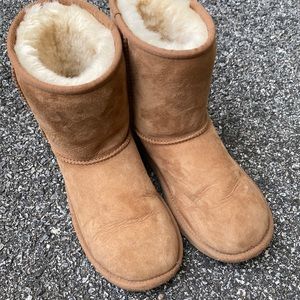 Big kids UGGs classic size US 4- chestnut